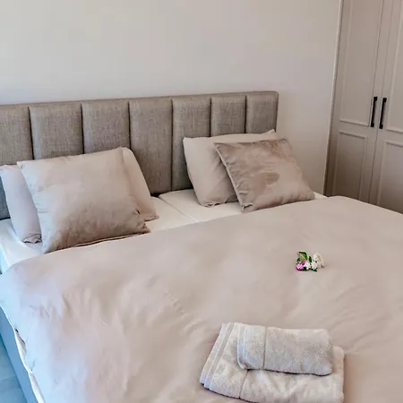 Albatros - Luxurioese Direkt Am - Pool - Golf Apartman Kharcha