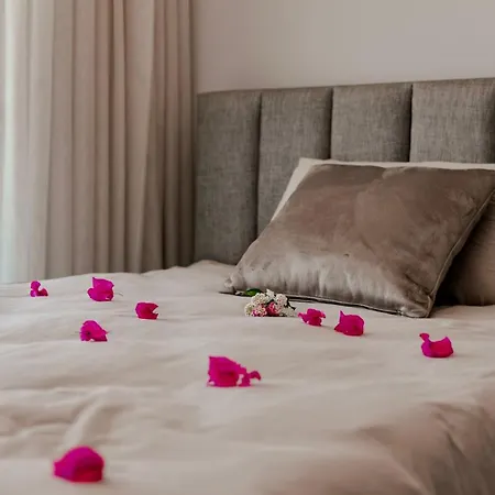 Albatros - Luxurioese Direkt Am - Pool - Golf Apartman Kharcha